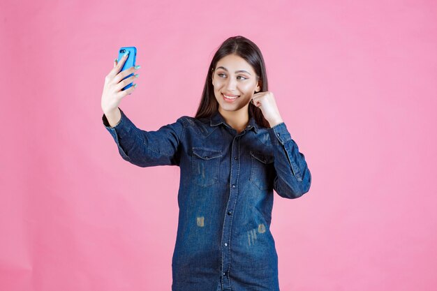 Mädchen, das einen Videoanruf macht oder Selfies nimmt