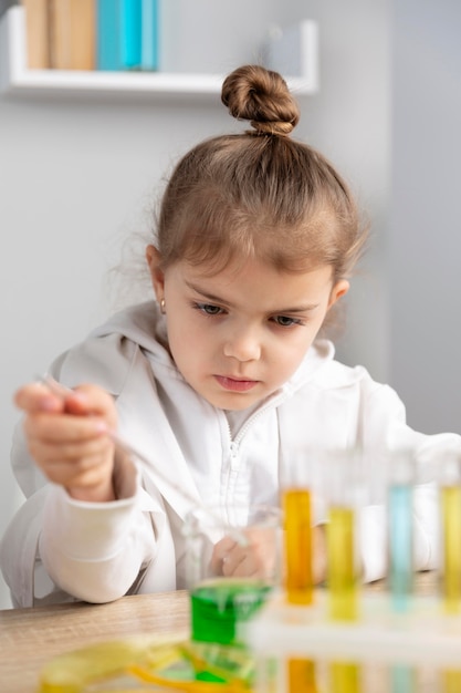 Kostenloses Foto mädchen, das experimente im labor macht