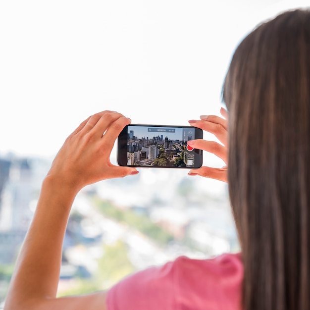 Mädchen, das Foto der Landschaft macht