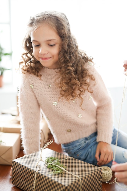 Mädchen, das Geschenke einwickelt