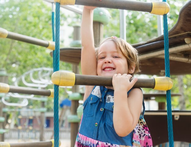 Mädchen, das Geschicklichkeit am Spielplatz entwickelt