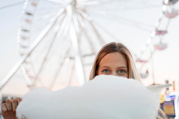 Kostenloses Foto mädchen, das gesicht mit zuckerwatte bedeckt