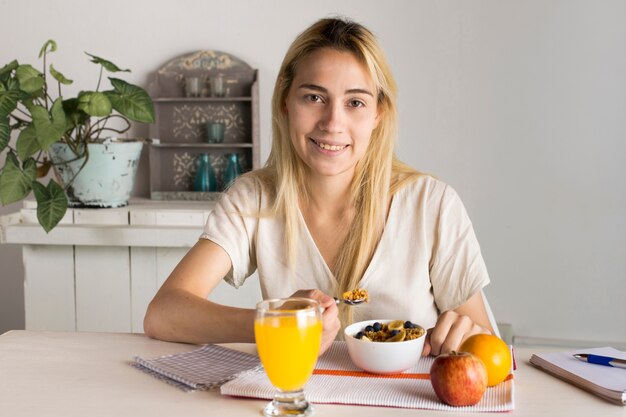 Mädchen, das gesundes frühstückt