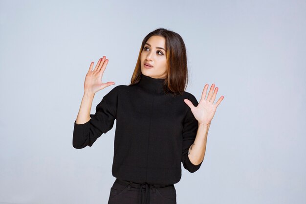 Mädchen, das Hand öffnet und jemanden stoppt Foto in hoher Qualität