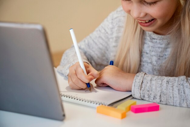 Mädchen, das ihre Hausaufgaben auf Tablettenkonzept tut