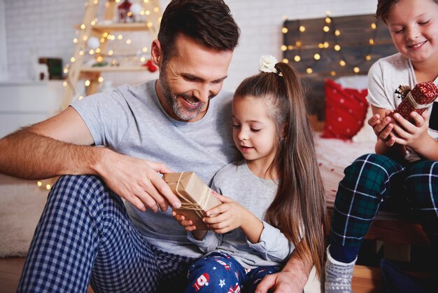 Mädchen, das ihrem Vater Weihnachtsgeschenk gibt