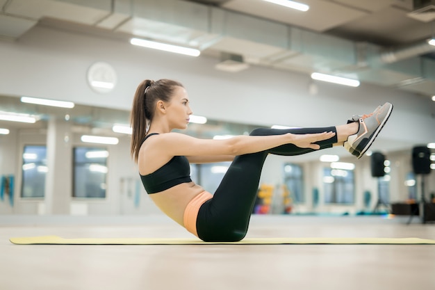 Mädchen, das in der Turnhalle trainiert