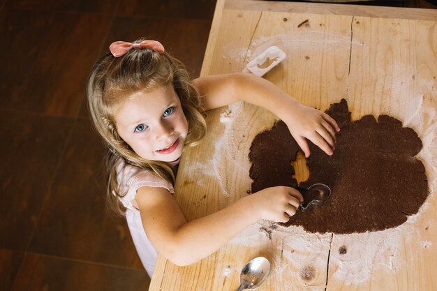 Mädchen, das Lebkuchen macht