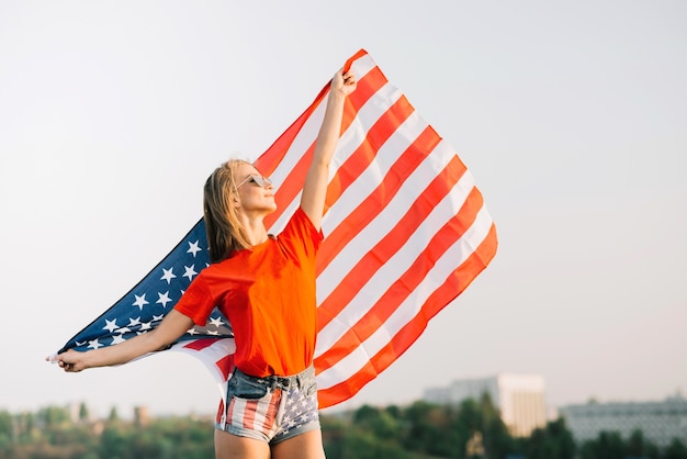 Mädchen, das mit amerikanischer Flagge aufwirft