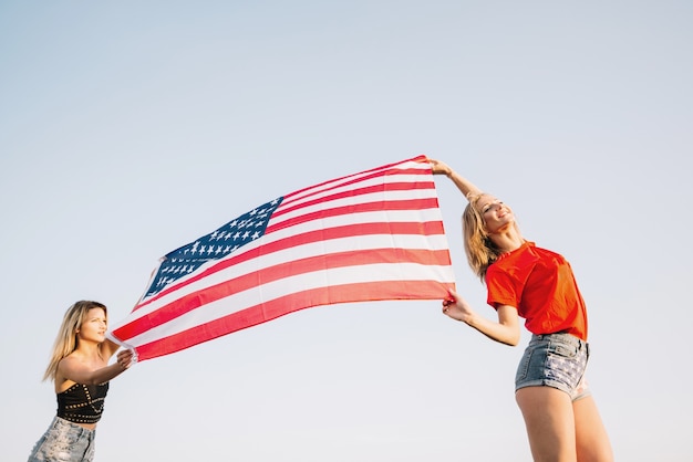 Kostenloses Foto mädchen, das mit amerikanischer flagge aufwirft