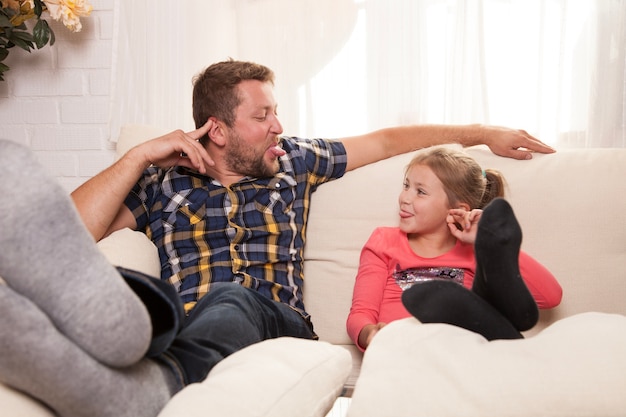 Mädchen, das mit ihrem Vater zu Hause Spaß hat