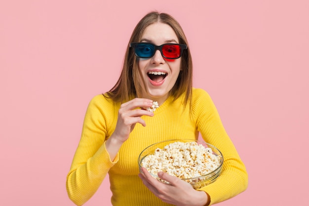 Kostenloses Foto mädchen, das popcorn isst