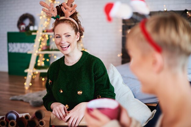 Mädchen, das Spaß an der Weihnachtszeit hat