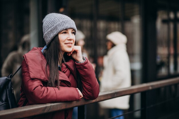 Mädchen, das Telefon außerhalb der Straße verwendet und Freunde trifft