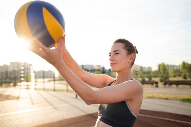 Mädchen, das Volleyball spielt