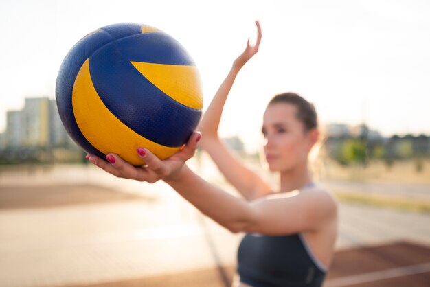 Mädchen, das Volleyball spielt