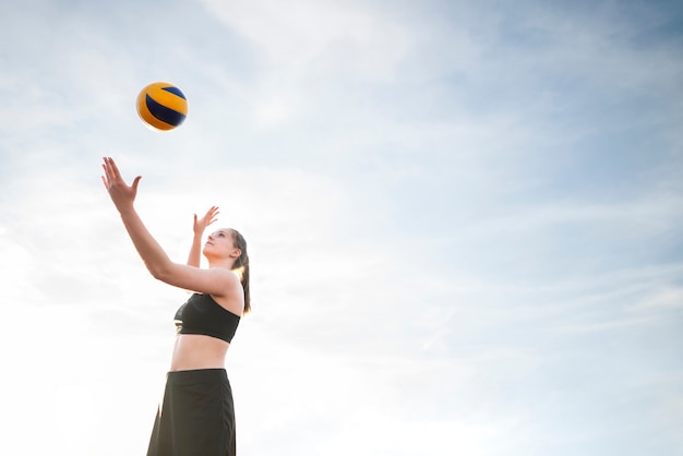 Kostenloses Foto mädchen, das volleyball spielt