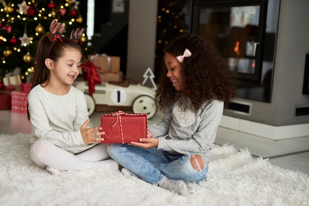 Mädchen, das Weihnachtsgeschenk gibt