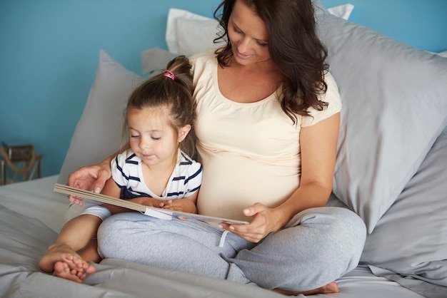 Mädchen, das Zeit auf dem Lesen mit Mama verbringt