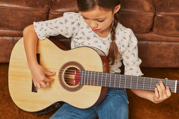 Mädchen, das zu Hause Gitarre spielt