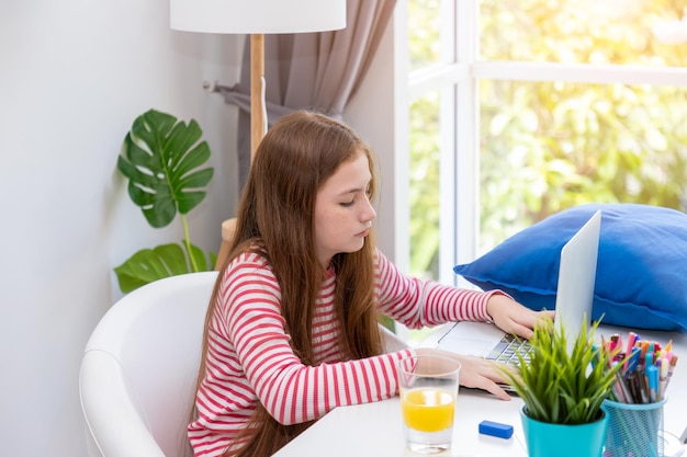 Mädchen, das zu Hause Notebook-Computer-Laptop verwendet