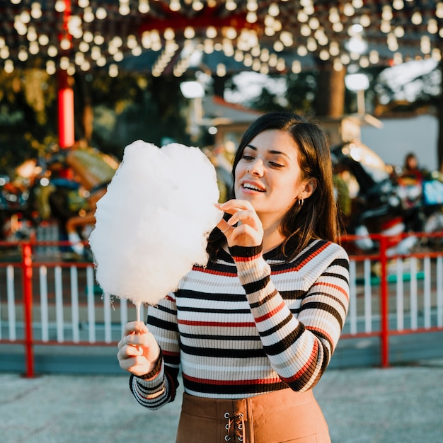 Kostenloses Foto mädchen, das zuckerwatte isst