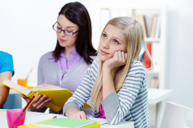 Mädchen denken im Klassenzimmer