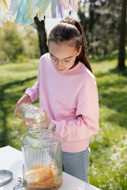 Mädchen des hohen Winkels, das frische Limonade macht