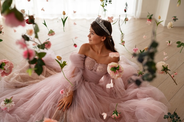 Kostenloses Foto mädchen des hohen winkels, das mit blumen aufwirft