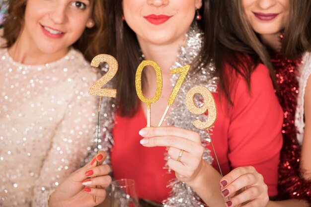 Mädchen, die an der Party des neuen Jahres 2019 feiern