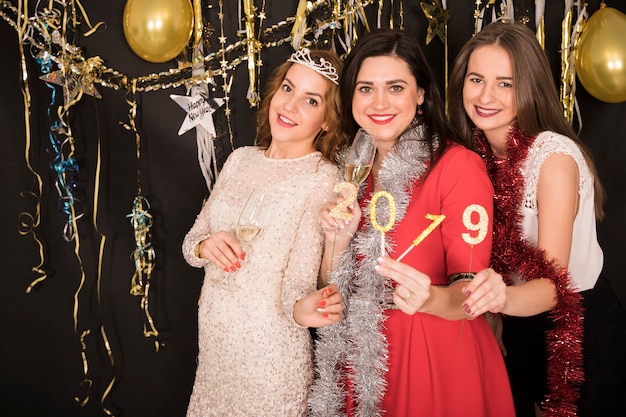 Mädchen, die an der Party des neuen Jahres 2019 feiern