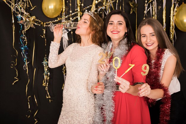 Kostenloses Foto mädchen, die an der party des neuen jahres 2019 feiern