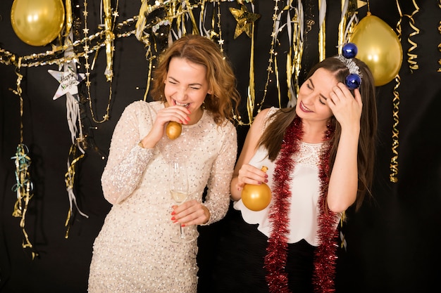 Mädchen, die an der Party des neuen Jahres 2019 feiern