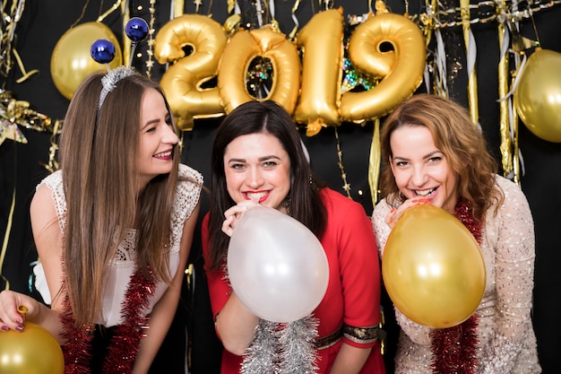 Mädchen, die an der Party des neuen Jahres 2019 feiern