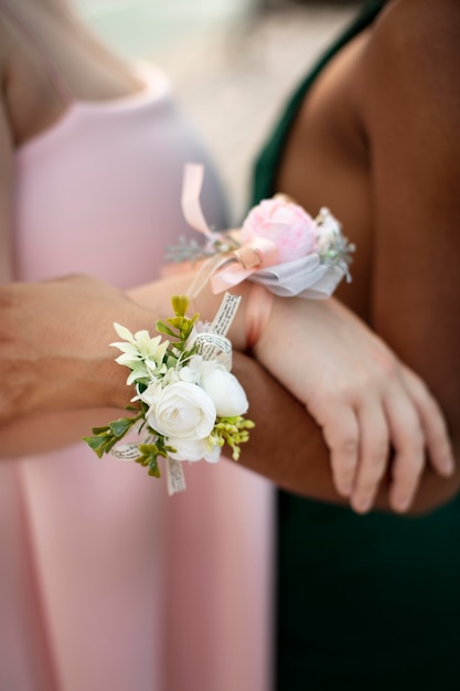 Mädchen, die bei ihrem Abschlussball Blumenaccessoires tragen