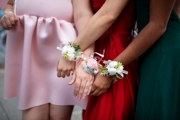 Mädchen, die bei ihrem Abschlussball Blumenaccessoires tragen