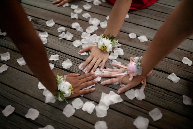 Kostenloses Foto mädchen, die bei ihrem abschlussball blumenaccessoires tragen