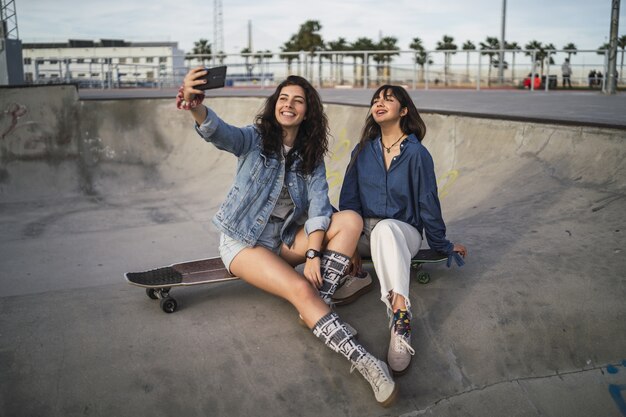 Mädchen, die ein Foto von sich in einem Skatepark machen