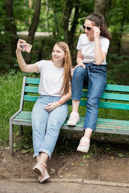 Mädchen, die ein selfie im Park nehmen