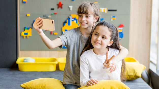 Mädchen, die ein selfie nehmen