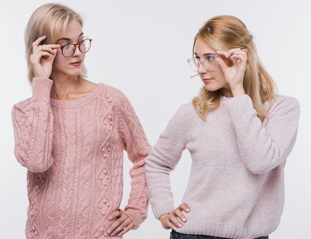 Mädchen, die einander mit Brillen betrachten