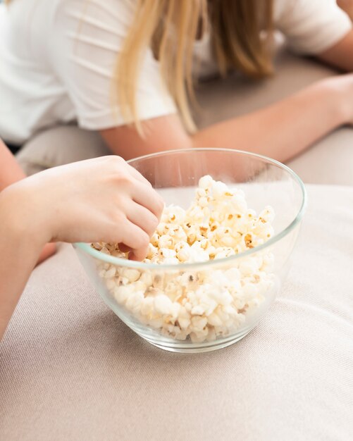 Mädchen, die etwas Popcornnahaufnahme nehmen