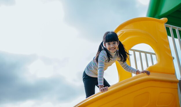 Mädchen, die glücklich auf dem Spielplatz spielen. Selektive Schwerpunkte.