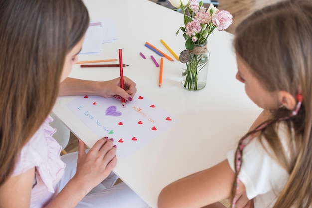 Mädchen, die Herzen auf Papier zeichnen