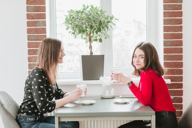 Mädchen, die Kaffee in einem Restaurant trinken