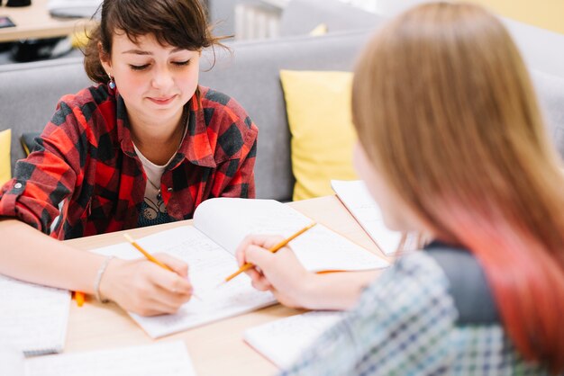 Mädchen, die mit Lehrbüchern trainieren