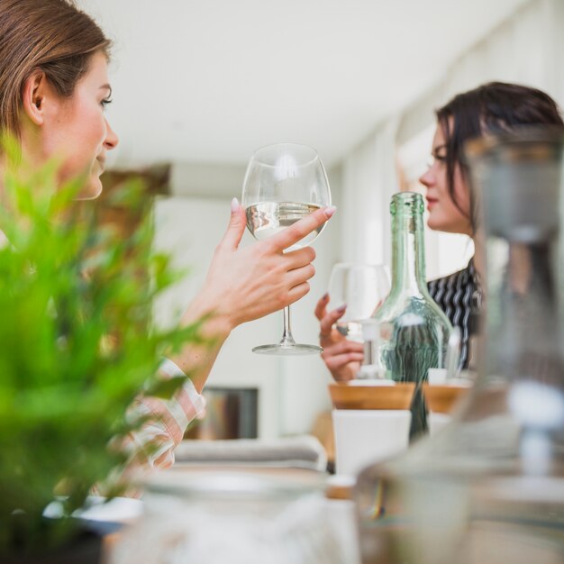 Kostenloses Foto mädchen, die sich zuhause bei tisch besprechen