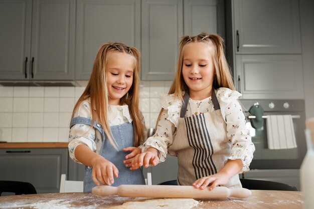 Mädchen, die zusammen Vorderansicht kochen