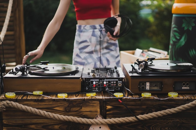 Mädchen DJ spielt Schallplatten