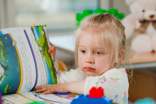 Mädchen drehen Buch Seite